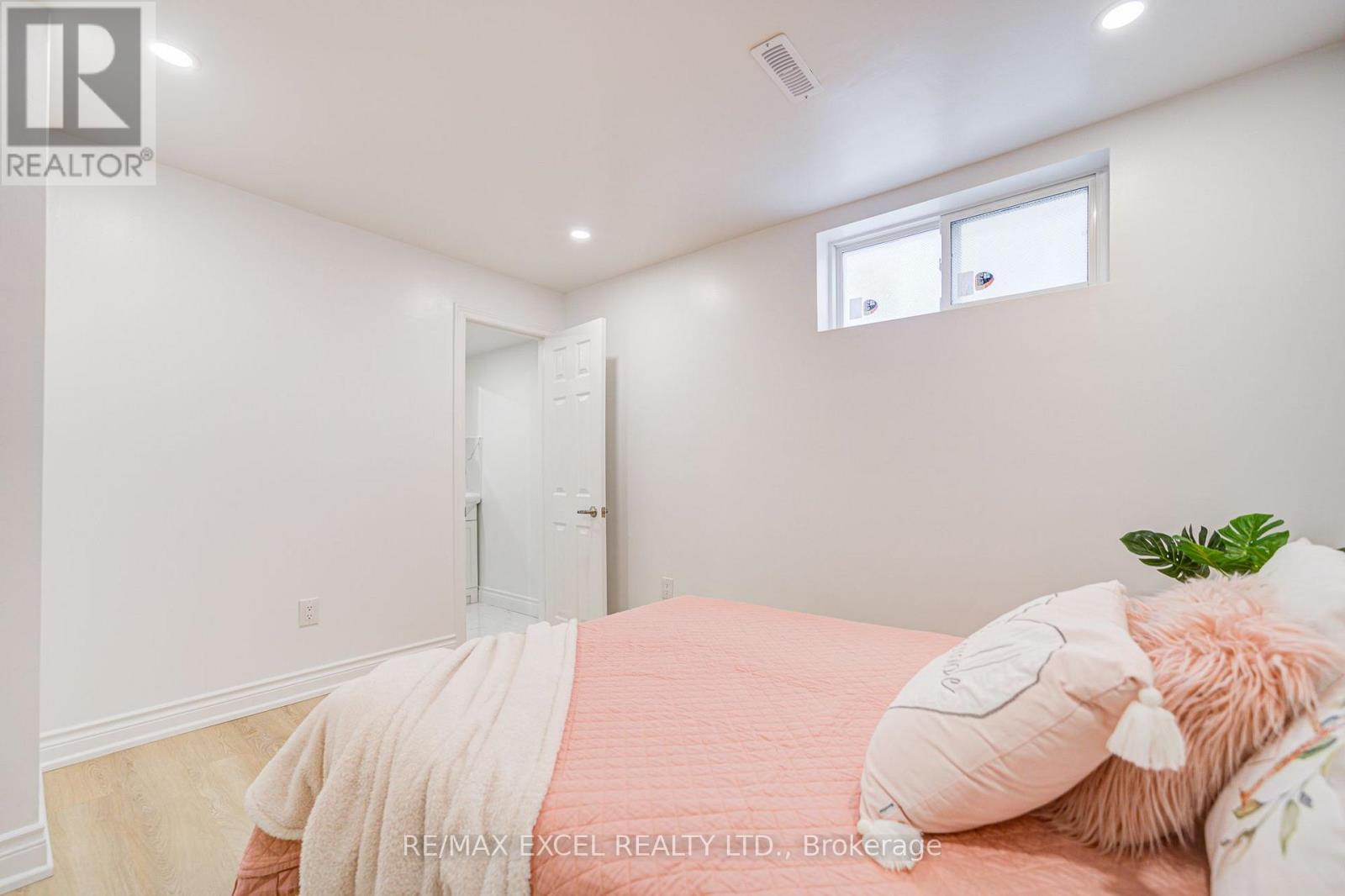 8 SIMSBURY COURT - 38