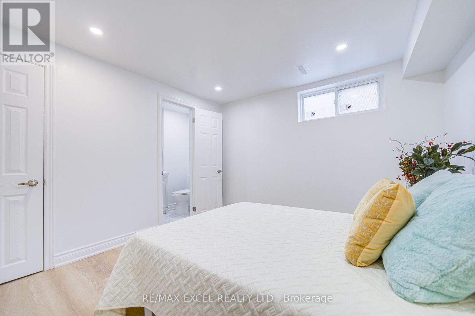 8 SIMSBURY COURT - 42