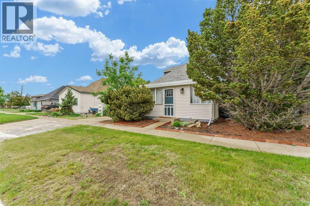 817 Main Street S, Redcliff — photo 2