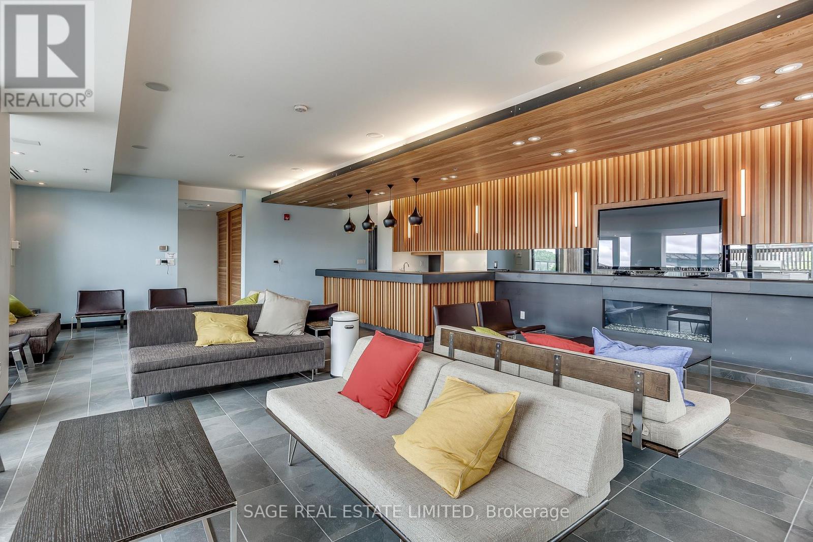 #216 8 DOVERCOURT ROAD - 33