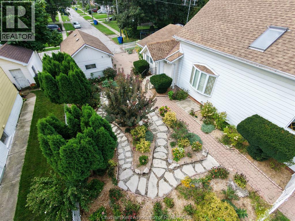 210 Adelaide STREET South, Chatham — photo 2