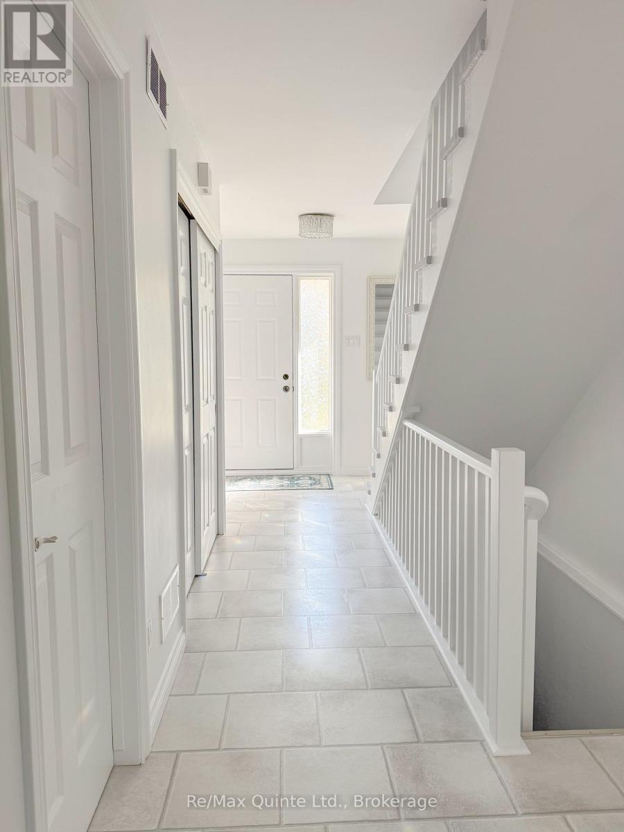 8 - 11 JANLYN CRESCENT, Belleville (Belleville Ward) — photo 6