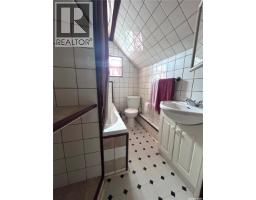 Enclosed porch - 404 Stella Street, Grenfell, SK S0G5L0 Photo 6