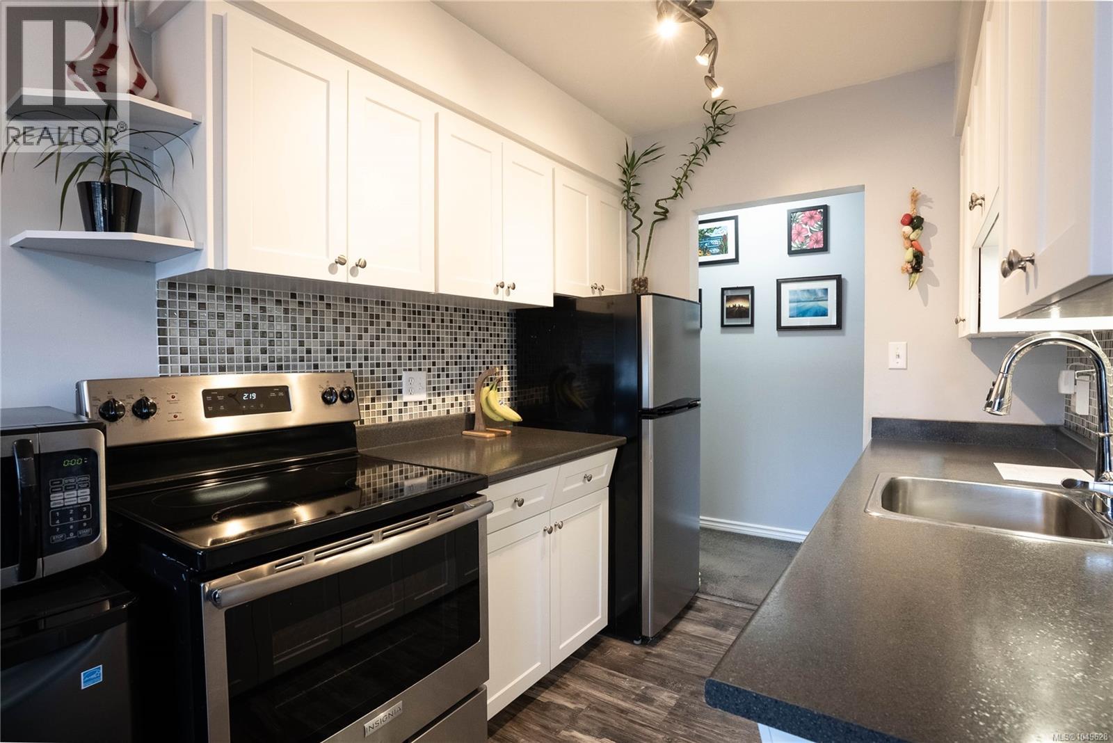 352 Burnside Rd W - 2