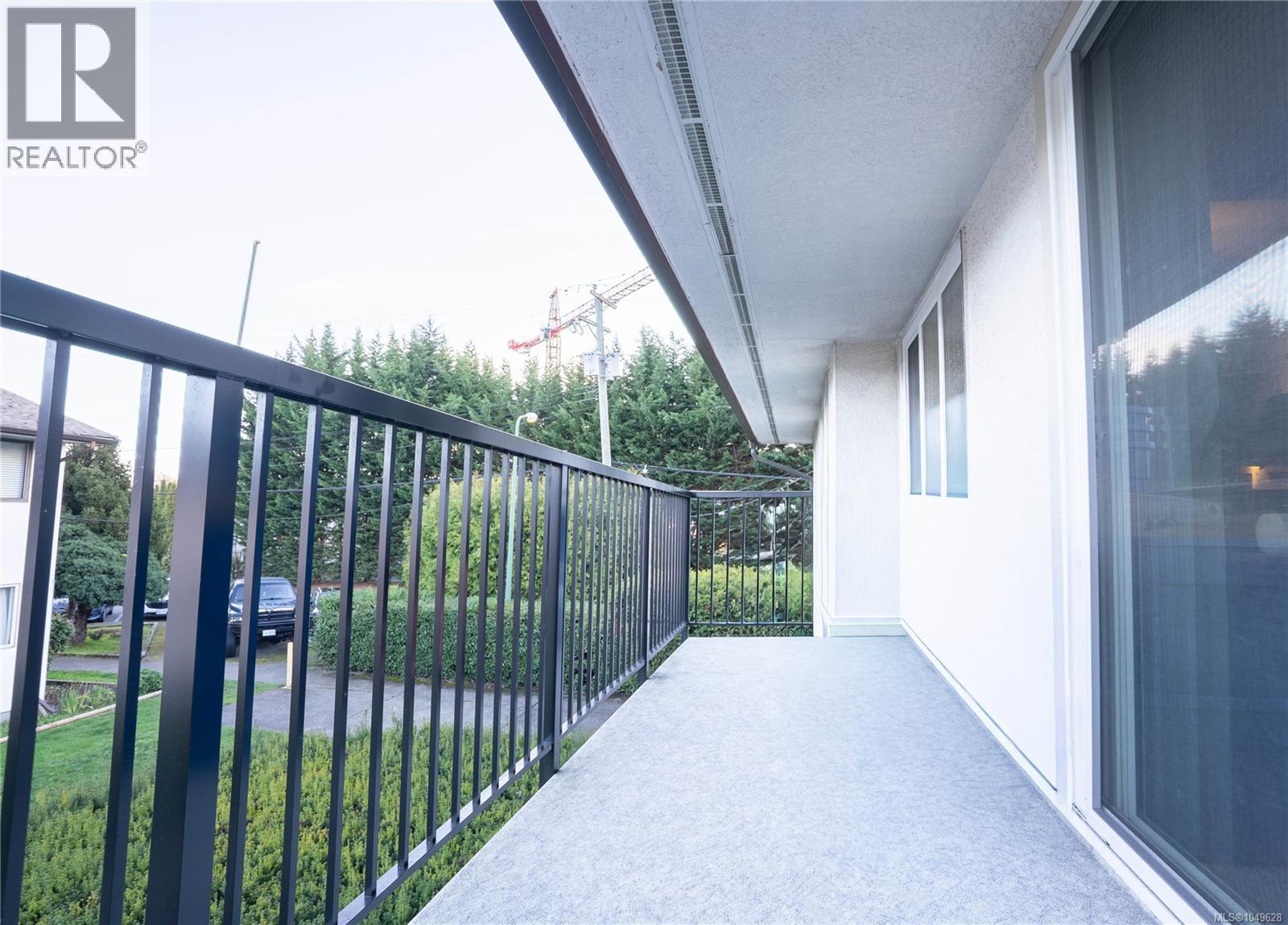 352 Burnside Rd W - 8
