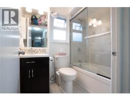 352 Burnside Rd W, Saanich, BC V8Z1M1 Photo 14