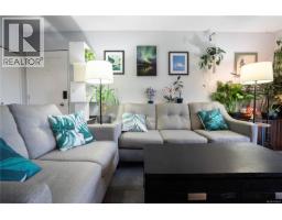 Primary Bedroom - 352 Burnside Rd W, Saanich, BC V8Z1M1 Photo 6