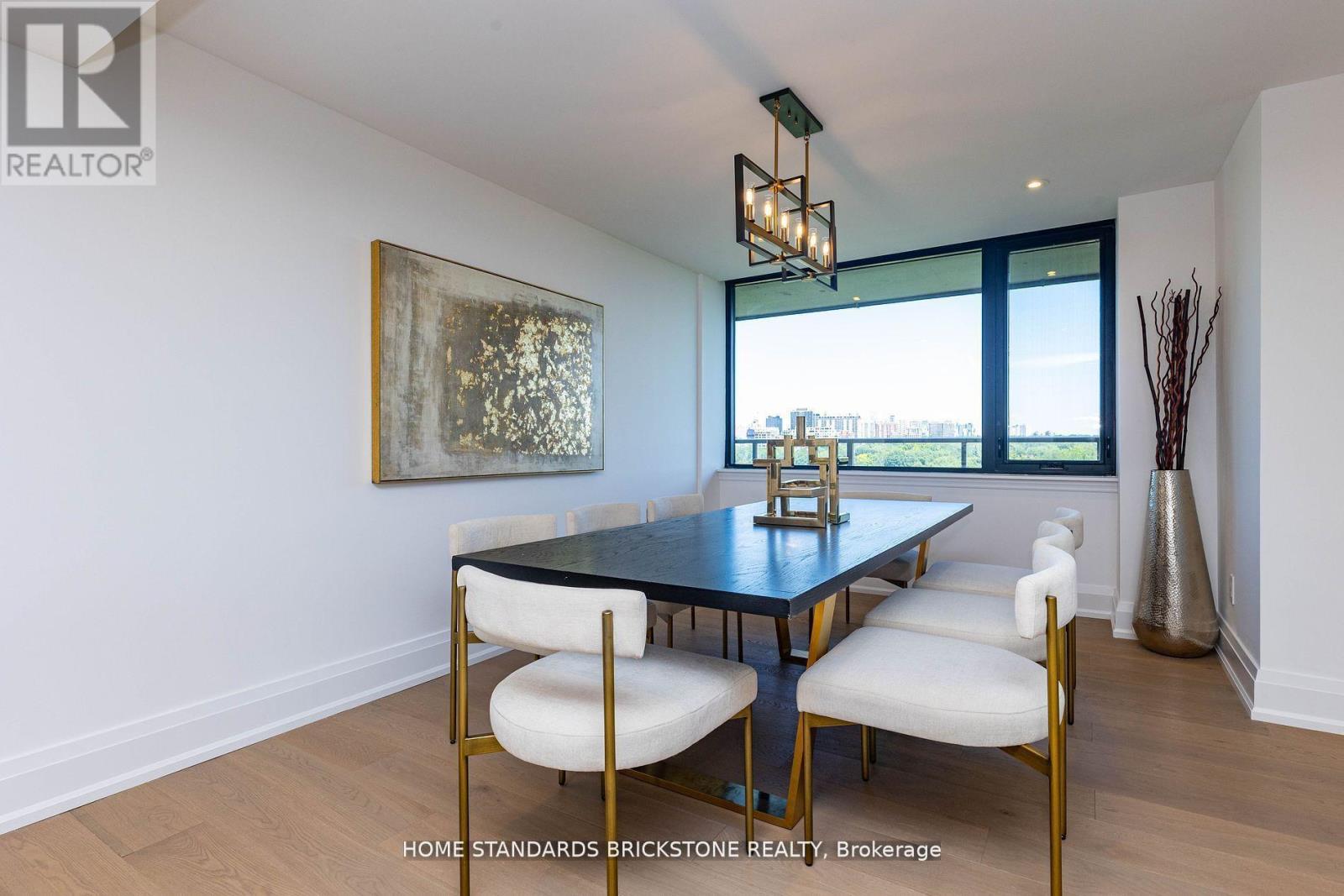 #9D 66 COLLIER STREET - 22