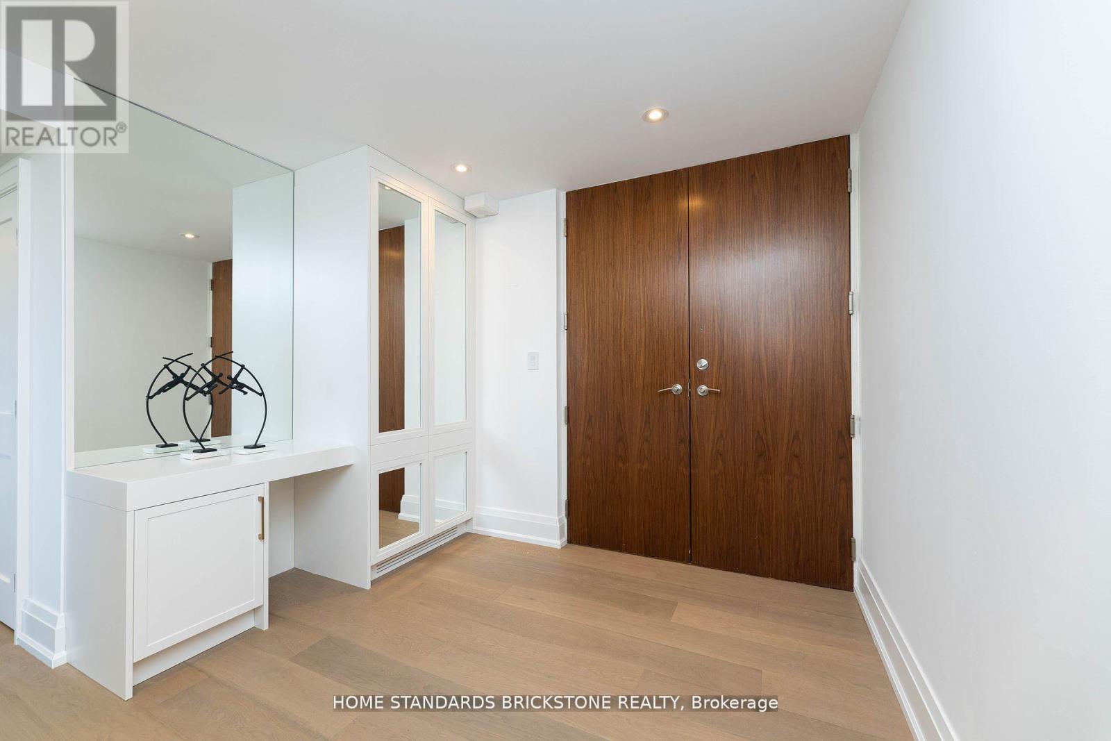 #9D 66 COLLIER STREET - 5