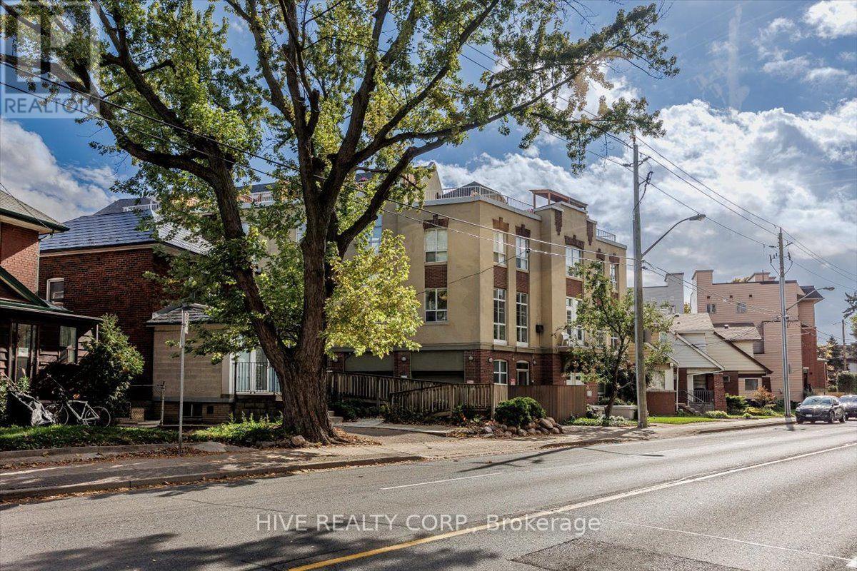 #D 957 BROADVIEW AVENUE - 30