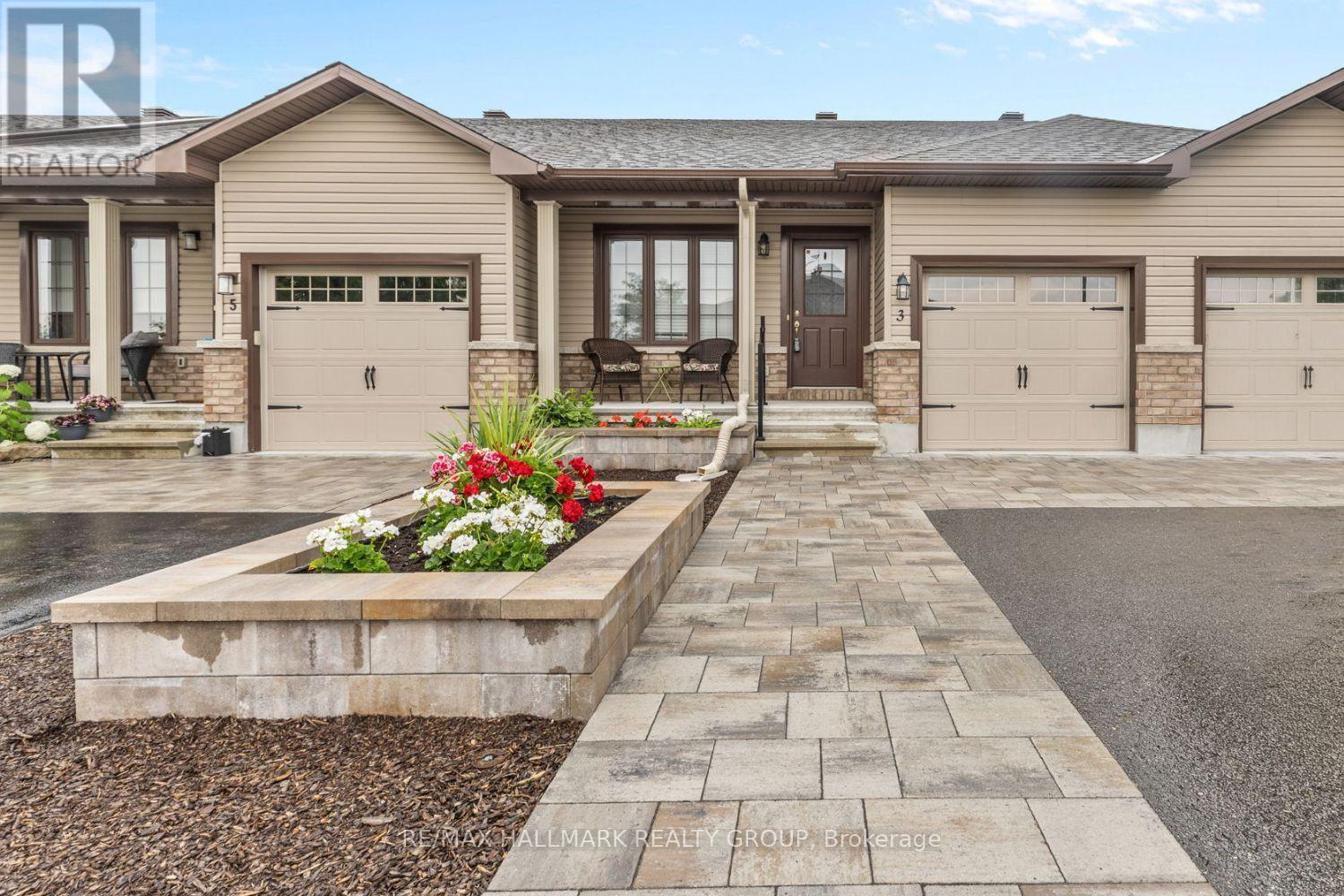 Landscaped front entrance & driveway