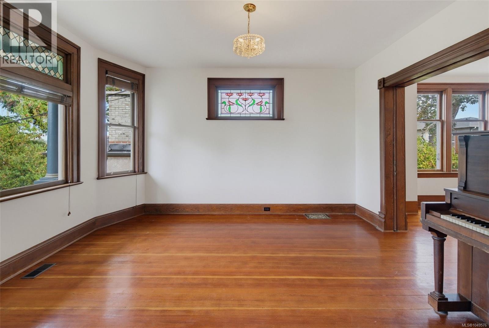 1569 PEMBROKE St - Image 14