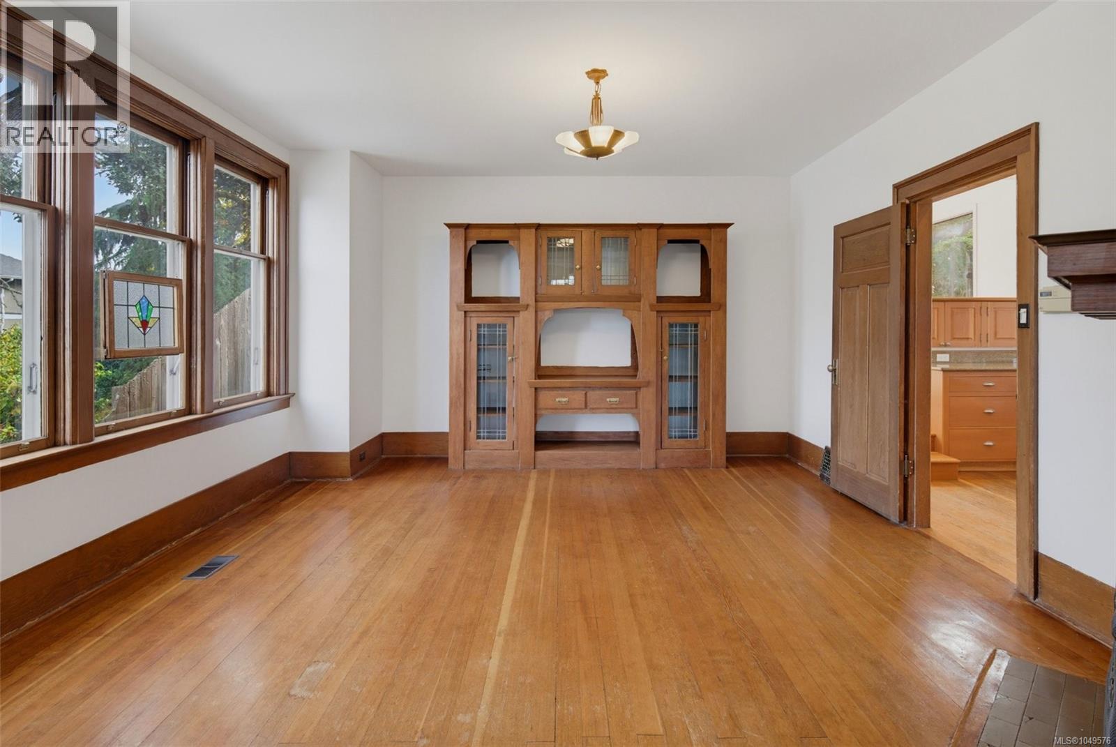 1569 PEMBROKE St - Image 15