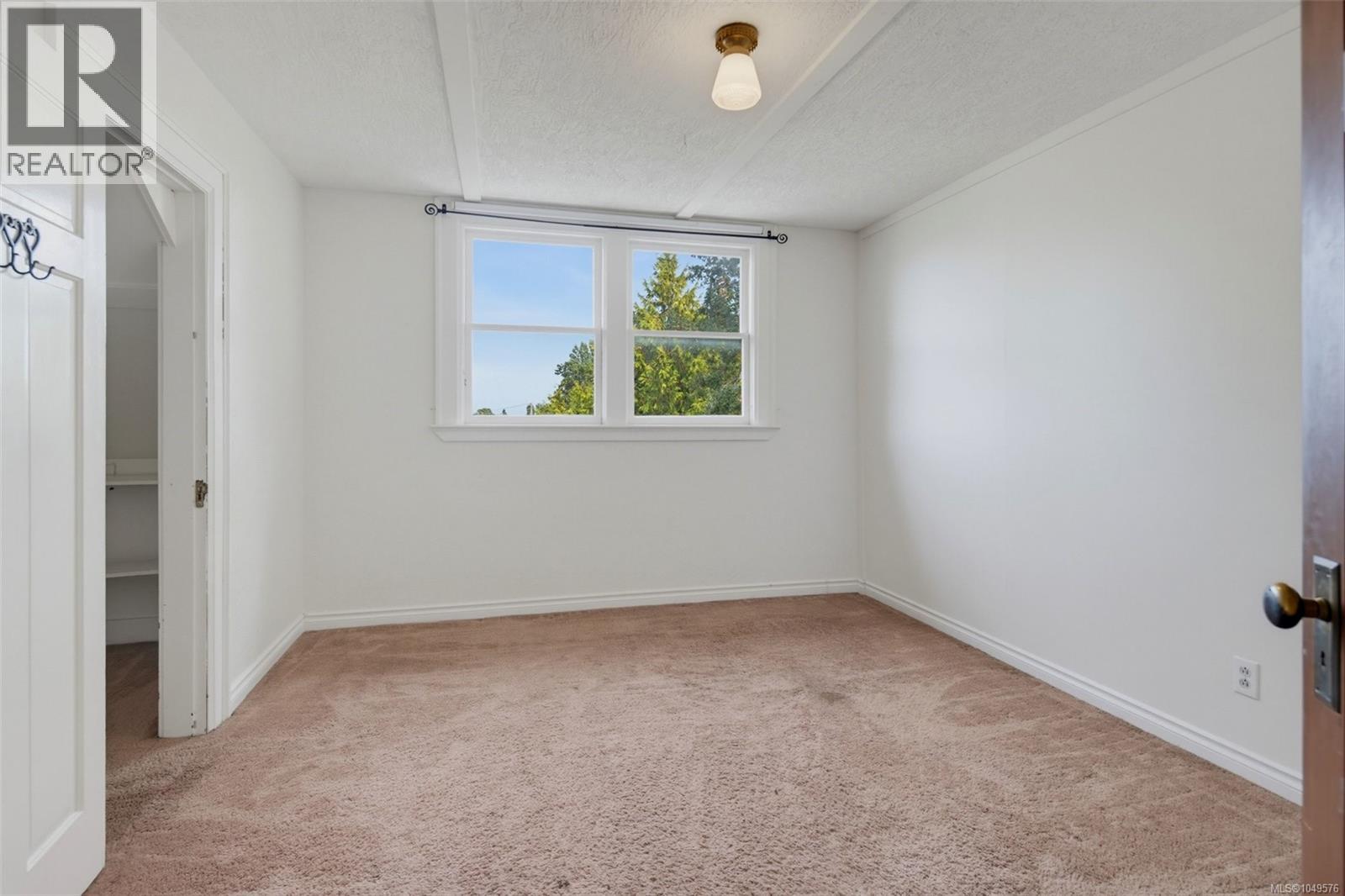 1569 PEMBROKE St - Image 32