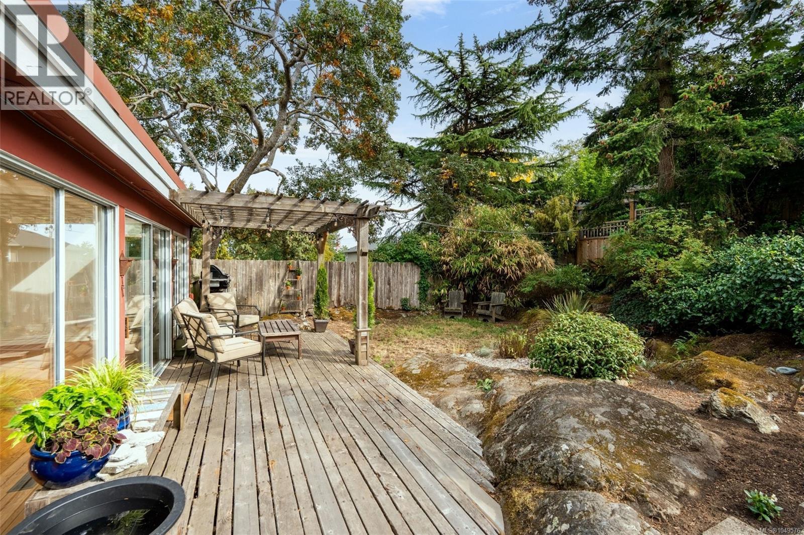 1569 PEMBROKE St - Image 35