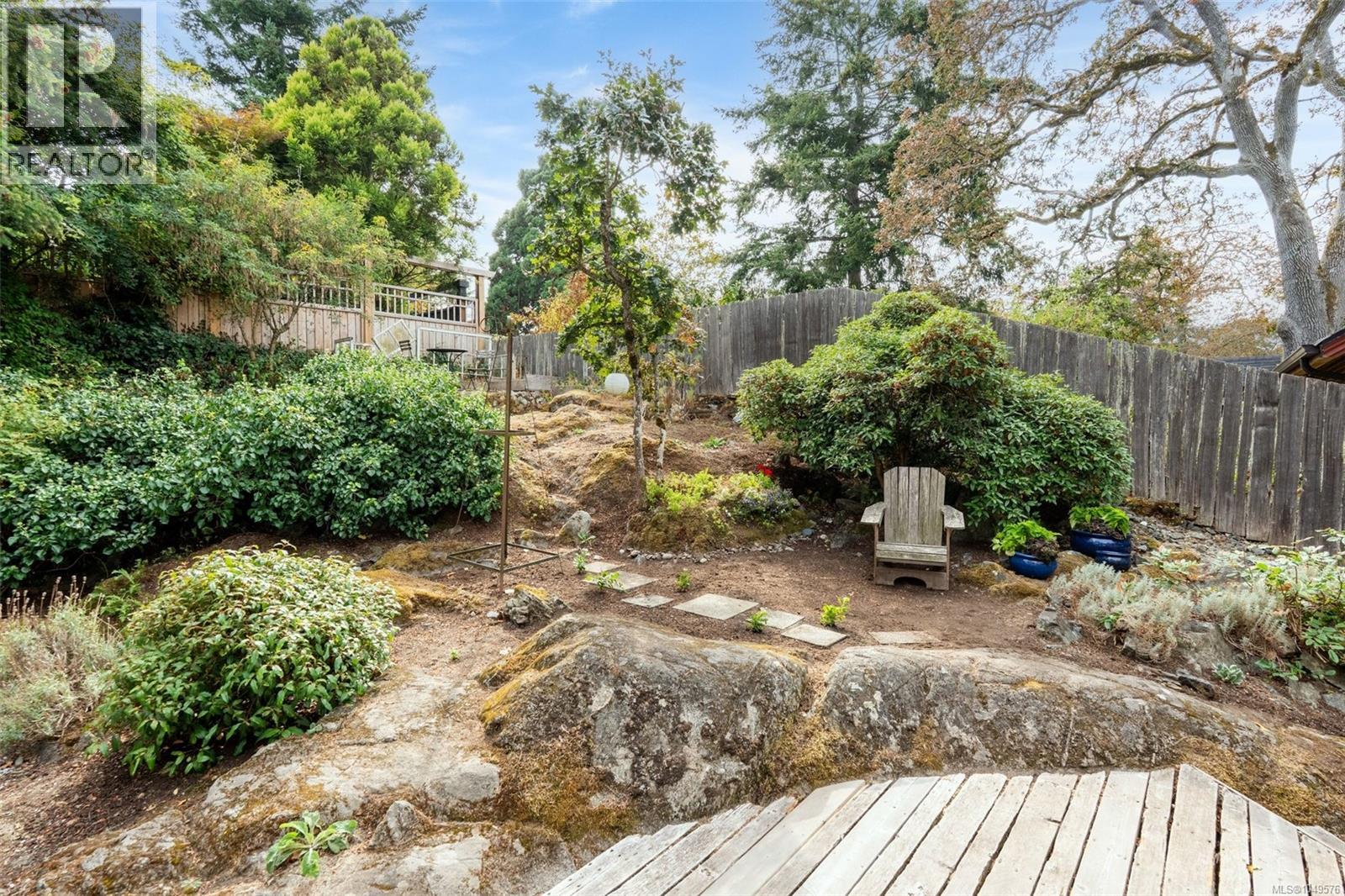 1569 PEMBROKE St - Image 50