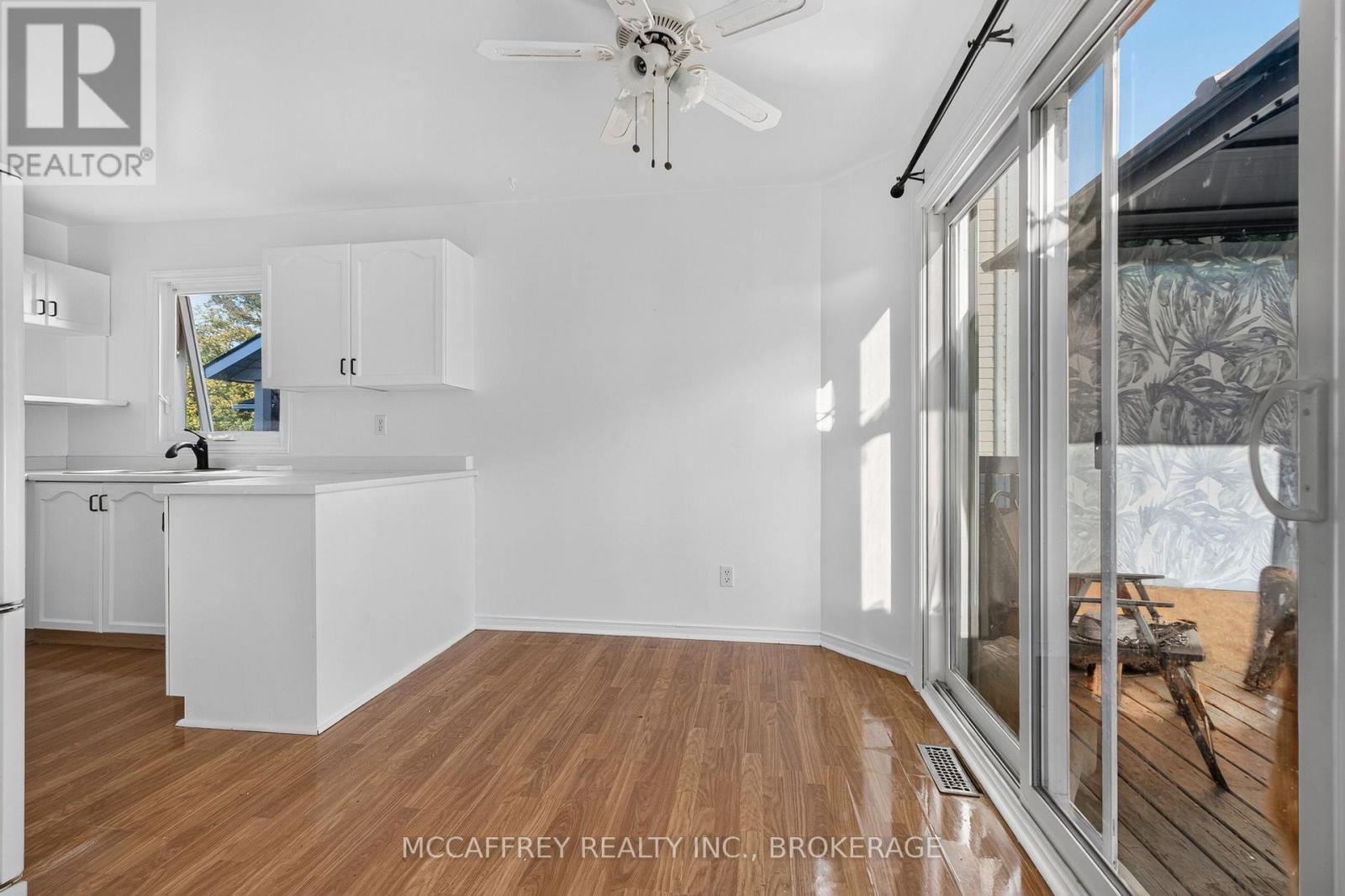 582 BARNSLEY CRESCENT - Image 11