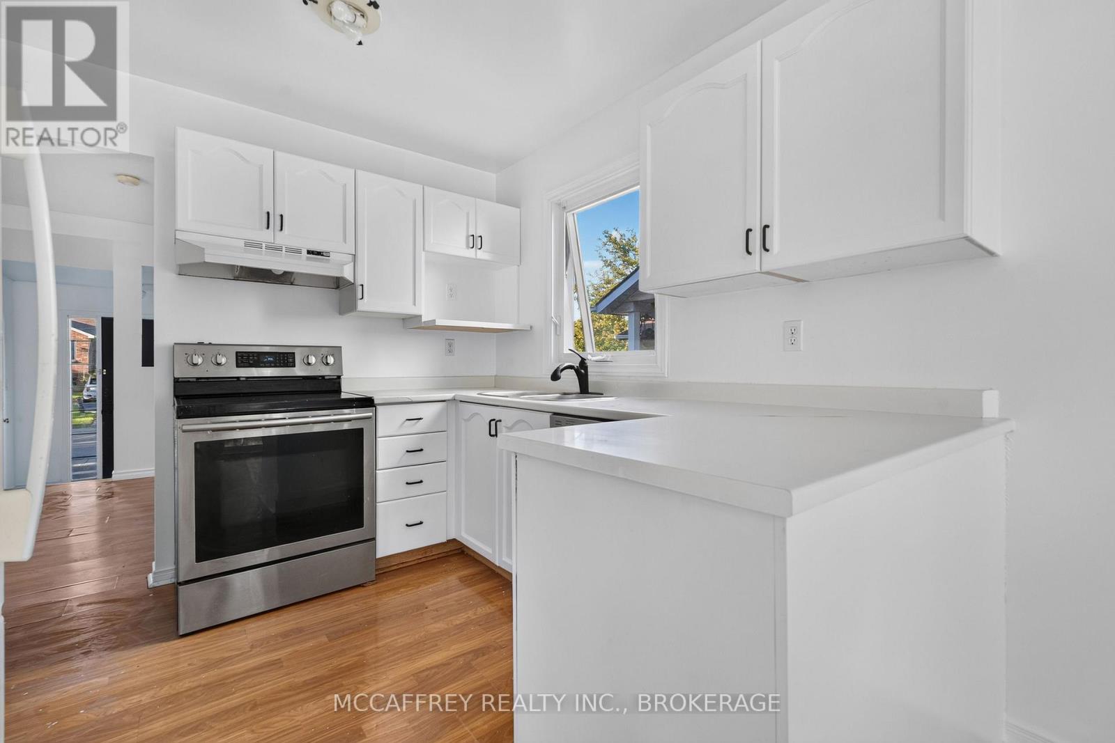 582 BARNSLEY CRESCENT - Image 14