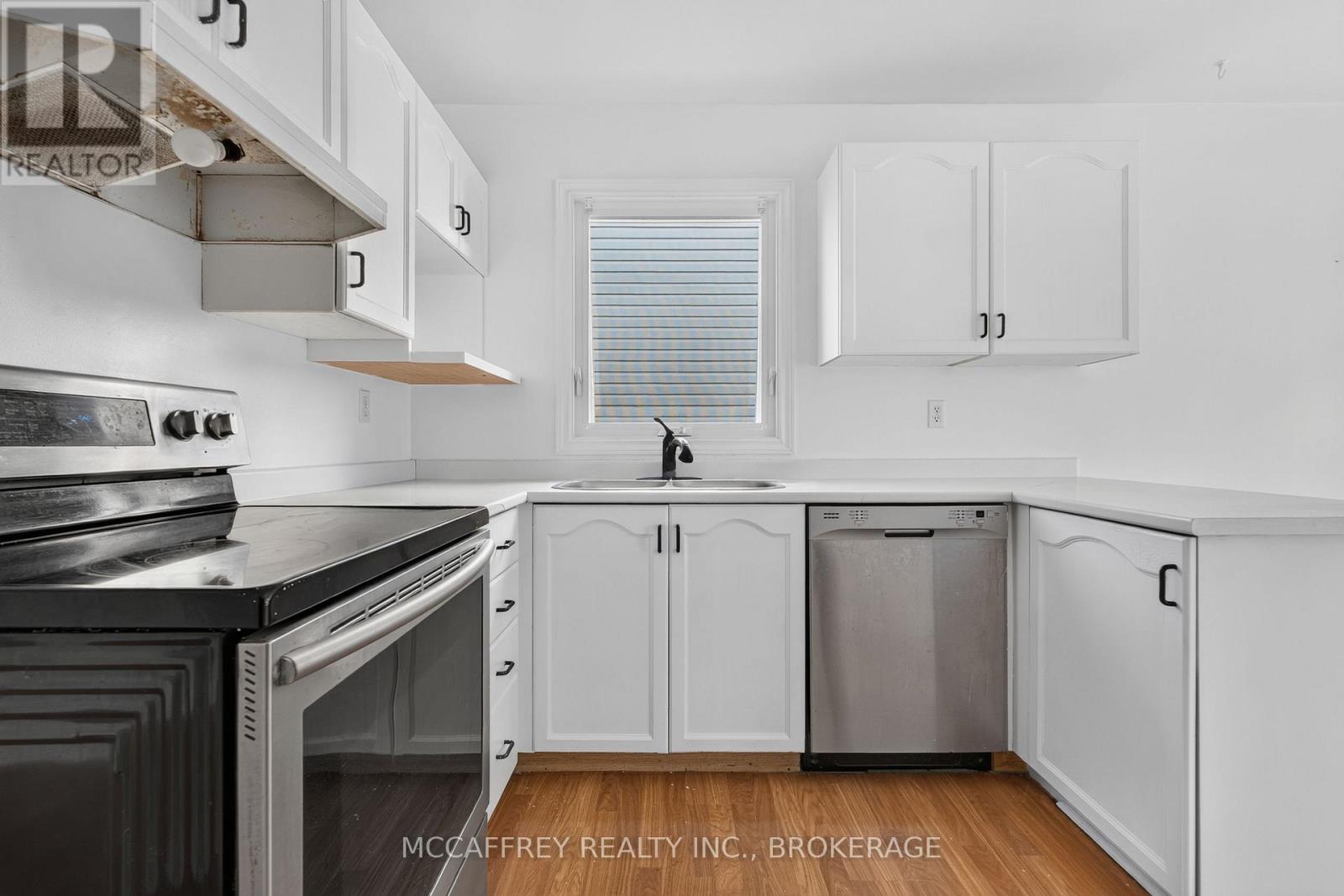 582 BARNSLEY CRESCENT - Image 15