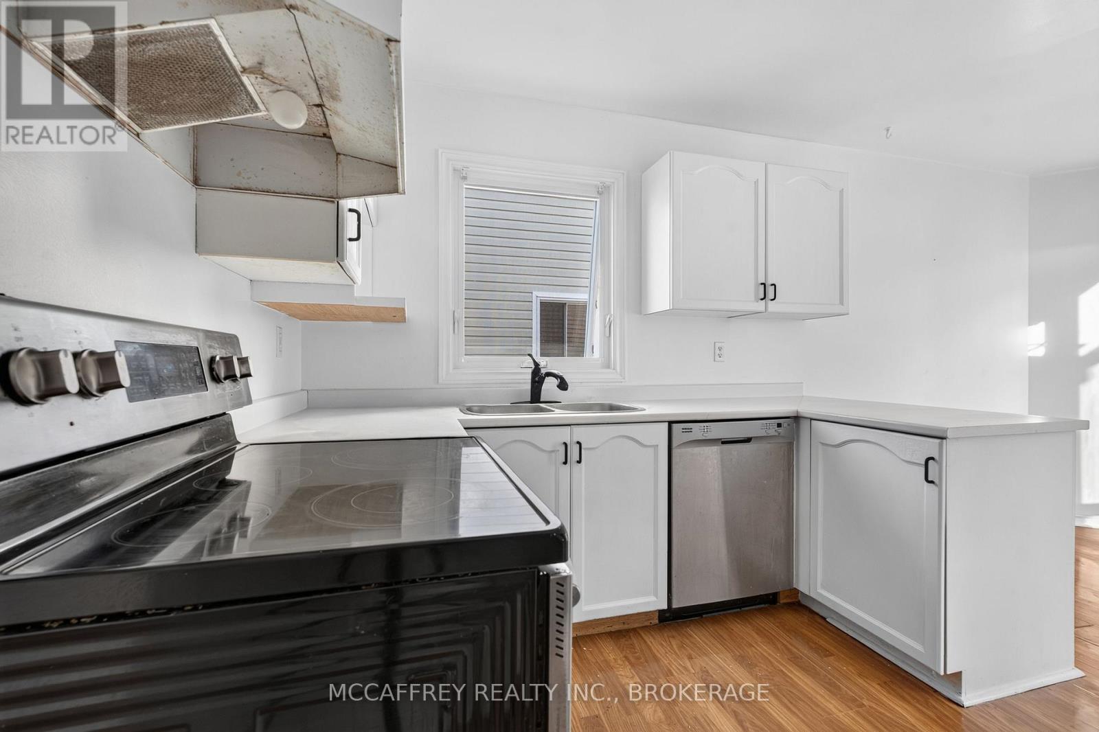 582 BARNSLEY CRESCENT - Image 16