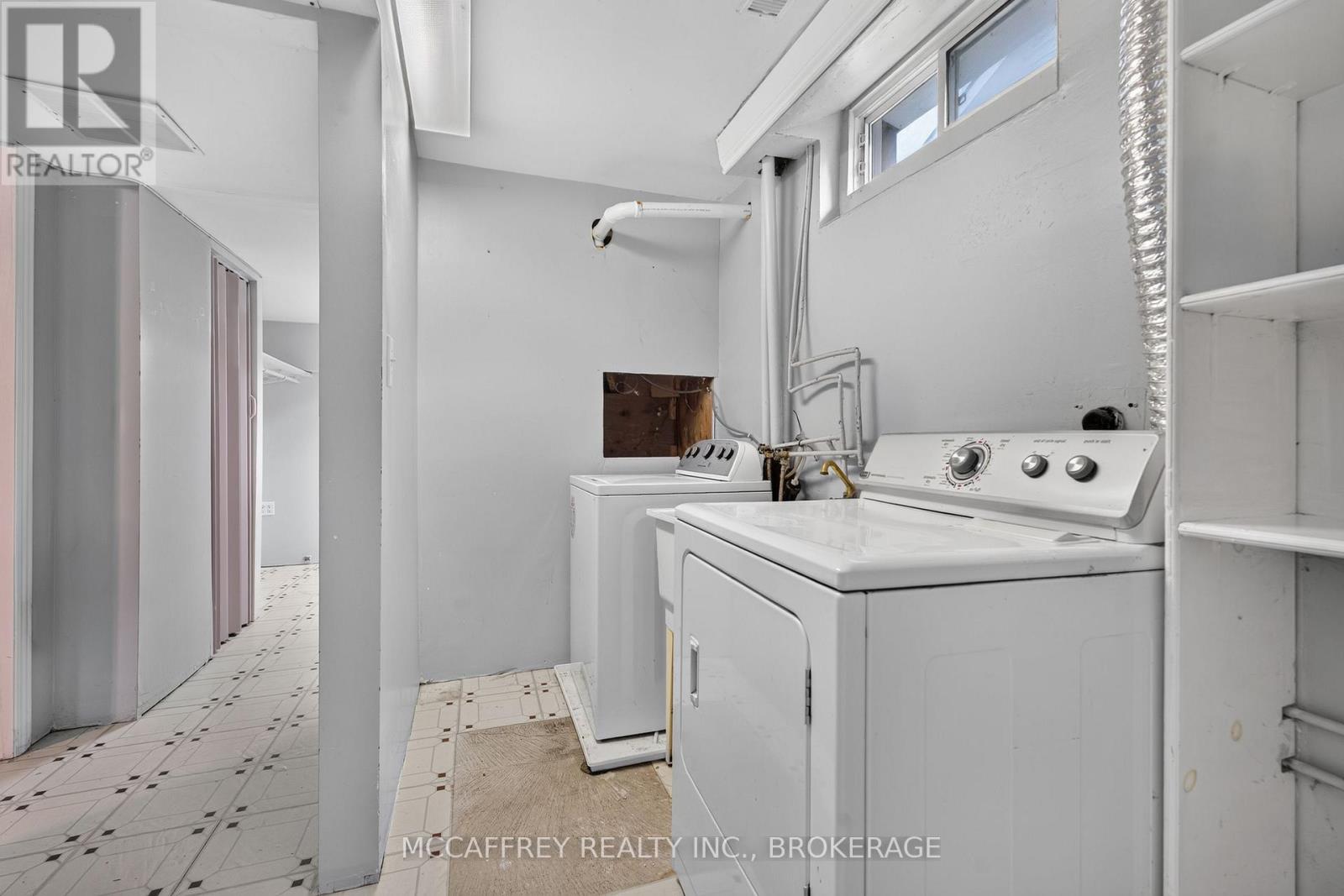 582 BARNSLEY CRESCENT - Image 30