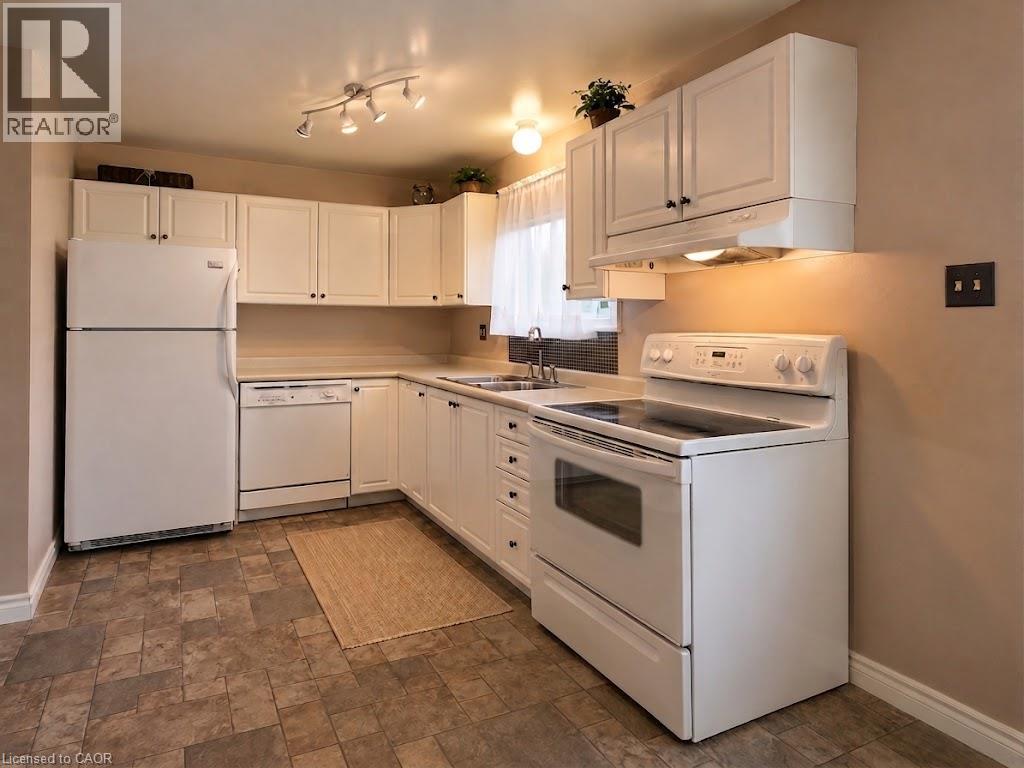 475 SANDRINGHAM Crescent Unit# 15, London — photo 5