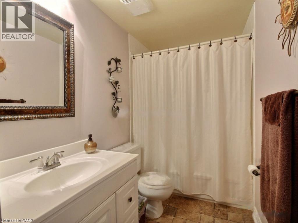 475 SANDRINGHAM Crescent Unit# 15, London — photo 9