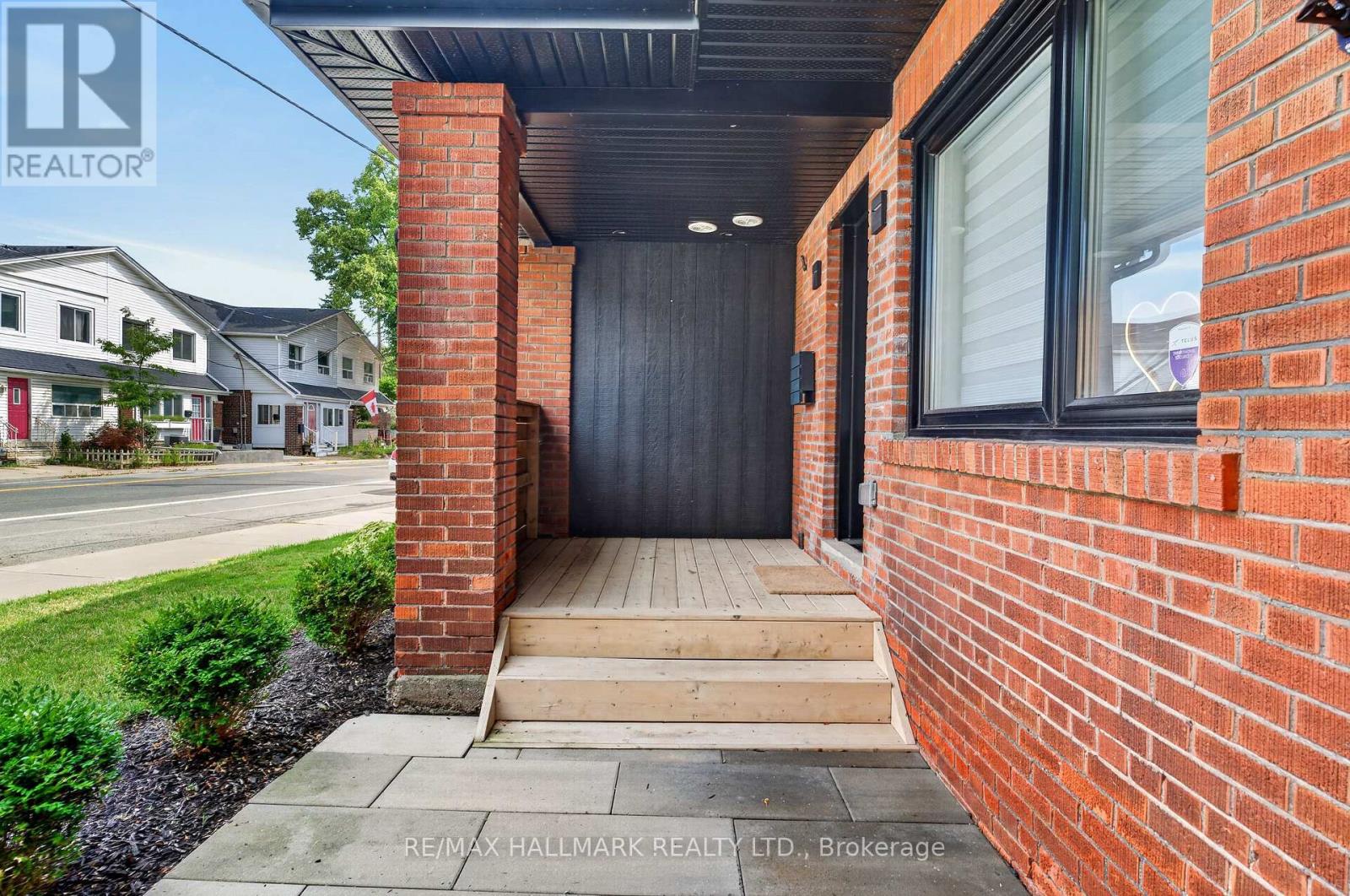 Photo of 1709 Dundas Street