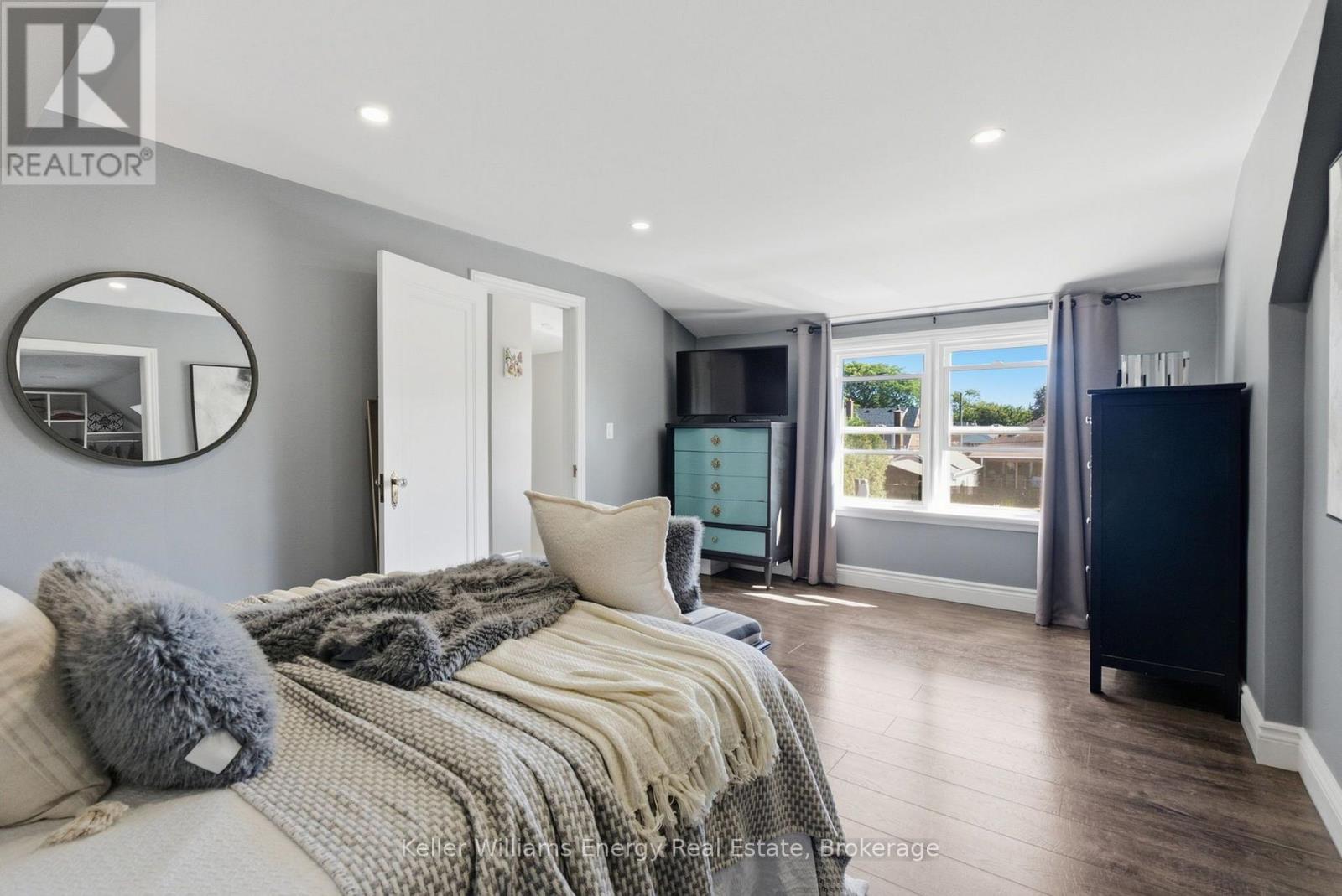 107 SUTHERLAND AVENUE - Image 18