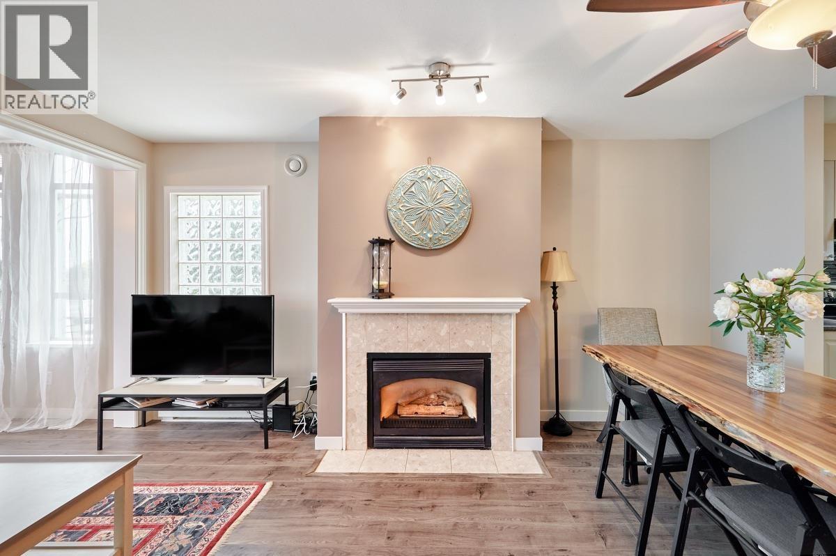 307 855 W 16TH STREET, North Vancouver — photo 2