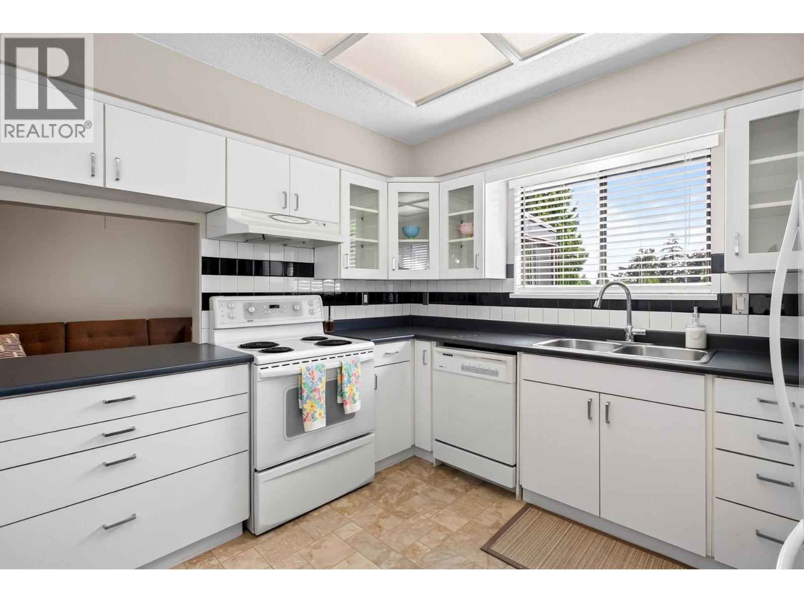 4 Bed, 3 Bath House for Sale in Coquitlam – 2802 PILOT DRIVE, Coquitlam – MLS# R3164951 - Image 10