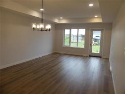 118 Sterling Crescent, Steinbach, MB R5G3A5 Photo 8