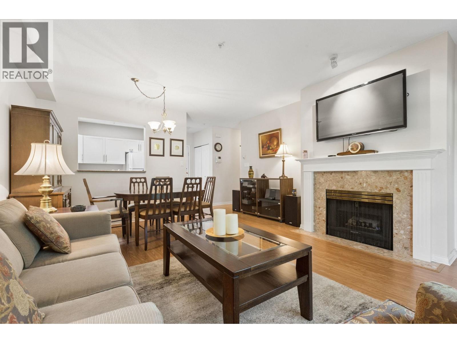 304 2059 CHESTERFIELD AVENUE, North Vancouver — photo 3