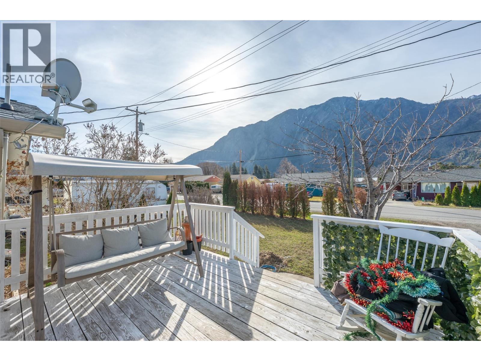 410 10TH Avenue, Keremeos