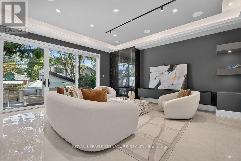 39 DERWYN ROAD - 18