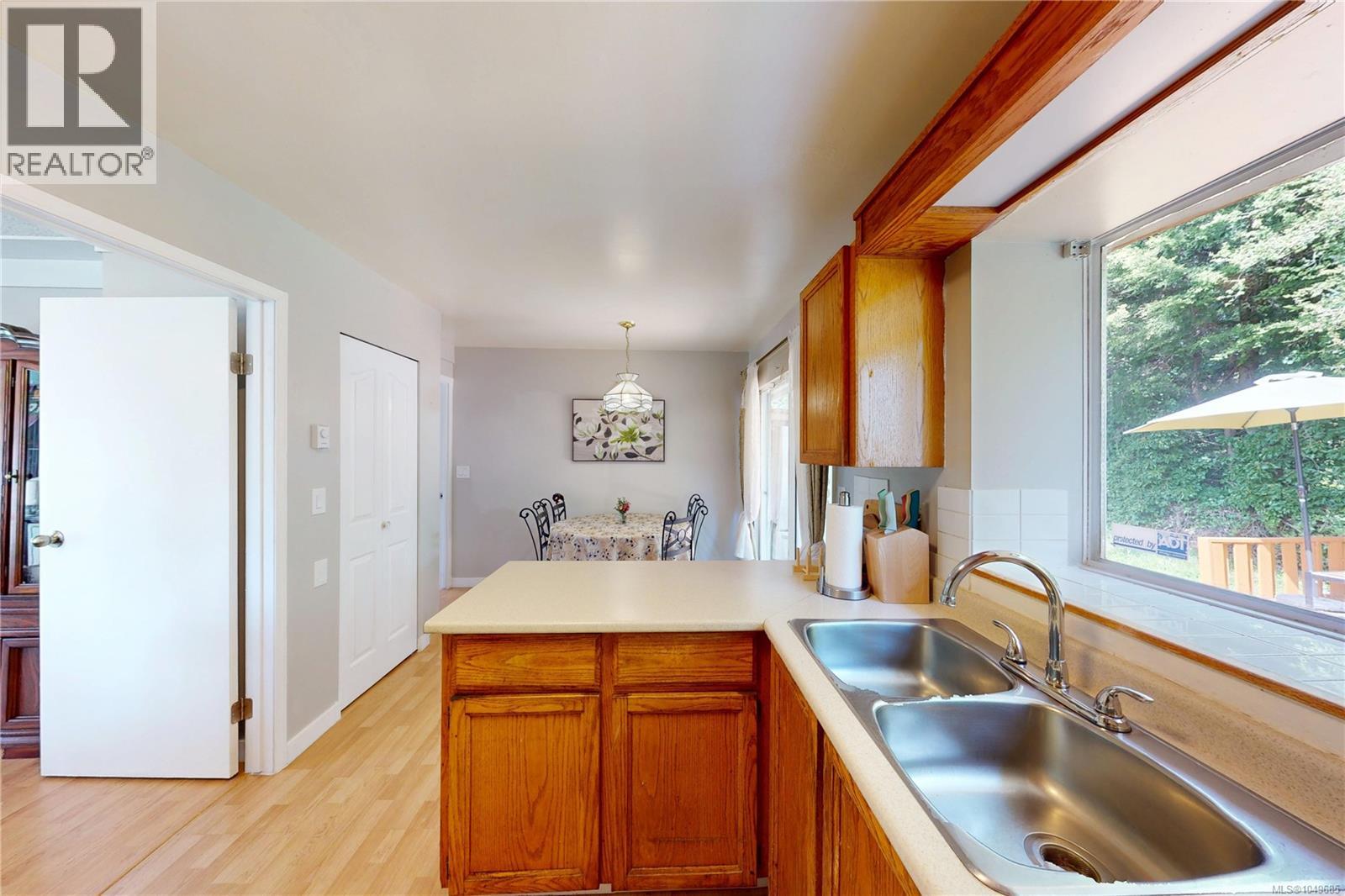 1382 McKenzie Ave - 24