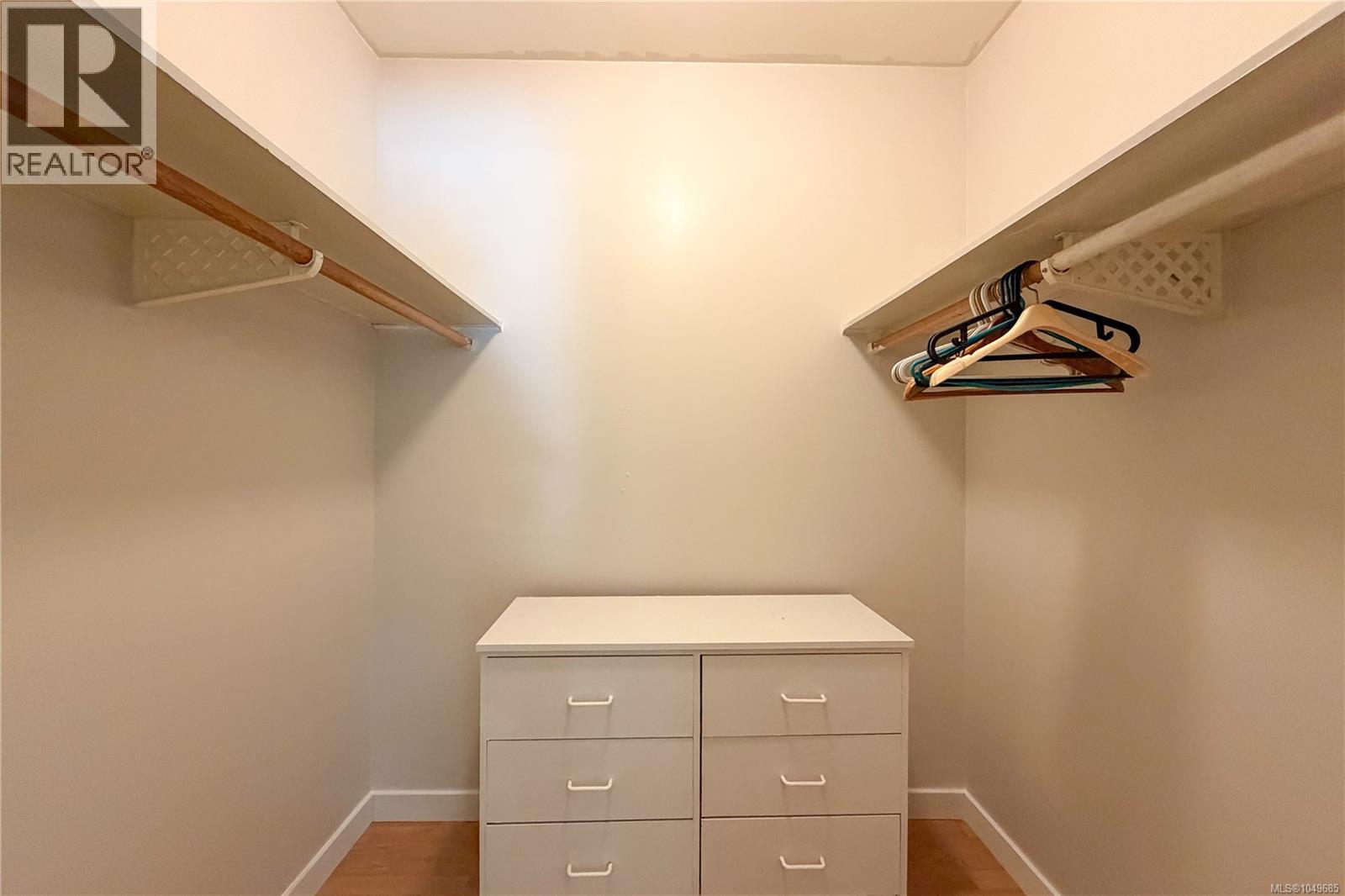 1382 McKenzie Ave - 33