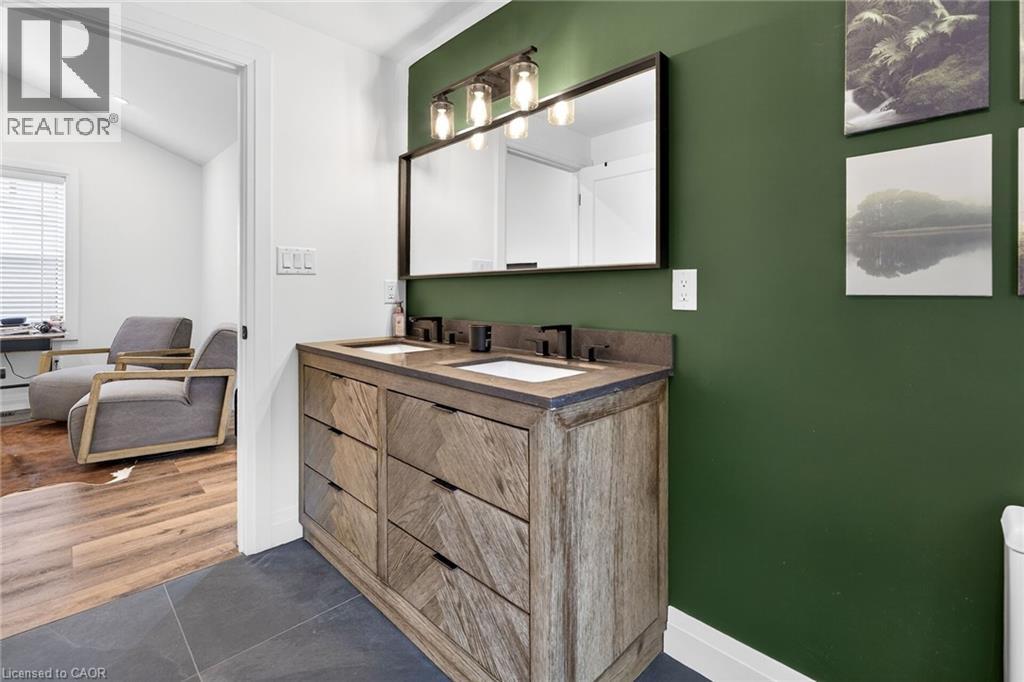 255 MACNAB Street - Image 31