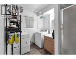 Bathroom - 1725/1727 Ashdale Pl, Saanich, BC V8N1P1 Photo 16
