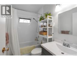 1725/1727 Ashdale Pl, Saanich, BC V8N1P1 Photo 26