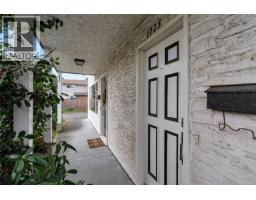 1725/1727 Ashdale Pl, Saanich, BC V8N1P1 Photo 32