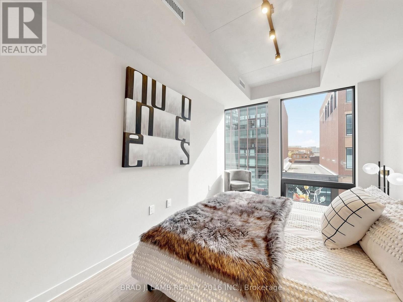 #404 284 KING STREET E - 26