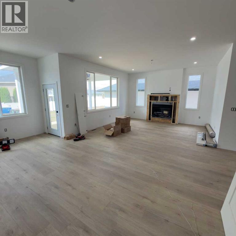918 Memorial Drive SE, Redcliff — photo 7