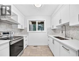 4pc Bathroom - 884 East Chestermere Drive, Chestermere, AB T1X1A7 Photo 15