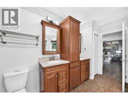 5pc Bathroom - 884 East Chestermere Drive, Chestermere, AB T1X1A7 Photo 24