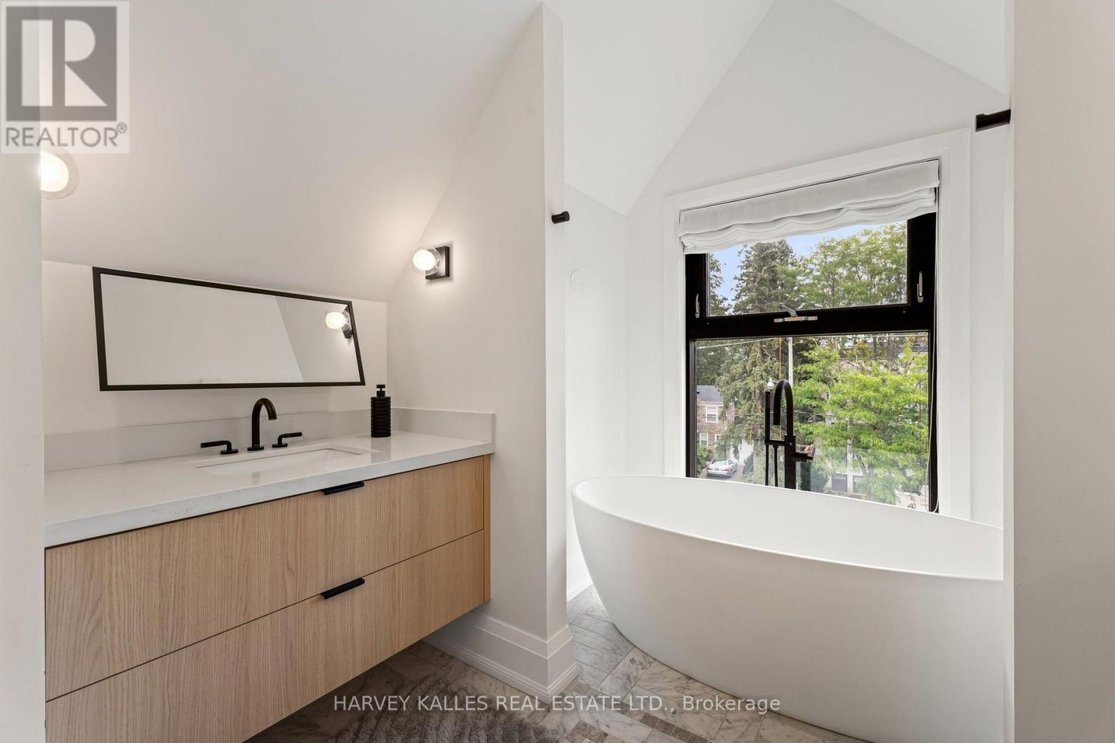 75 LAWRENCE CRESCENT - Image 35
