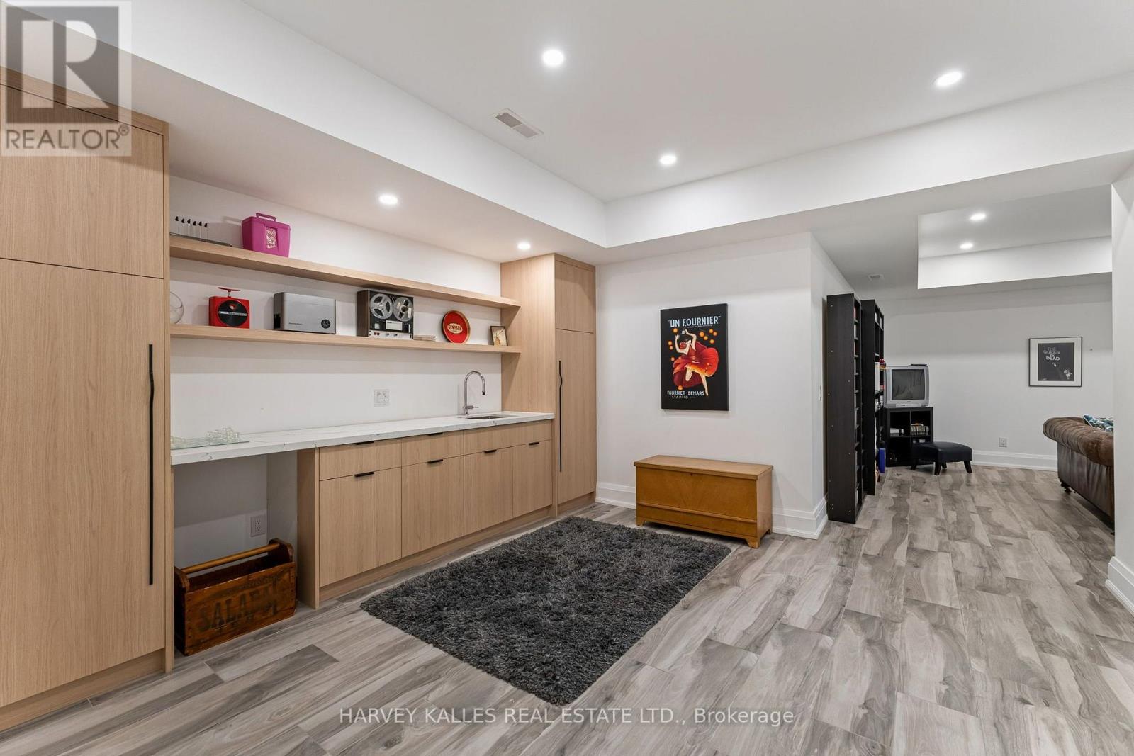 75 LAWRENCE CRESCENT - Image 41