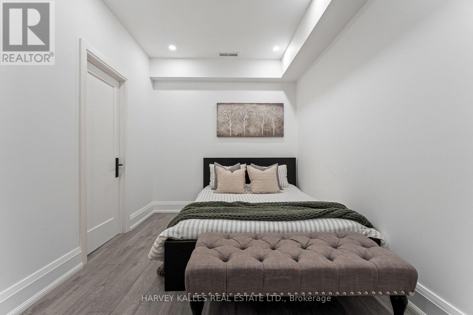 75 LAWRENCE CRESCENT - Image 43