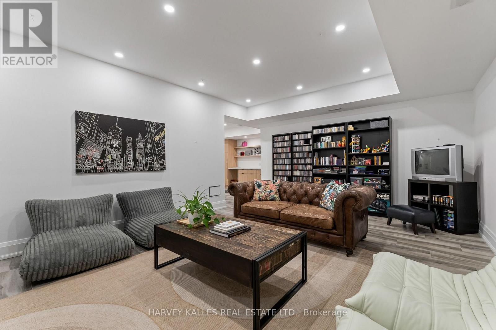 75 LAWRENCE CRESCENT - Image 46