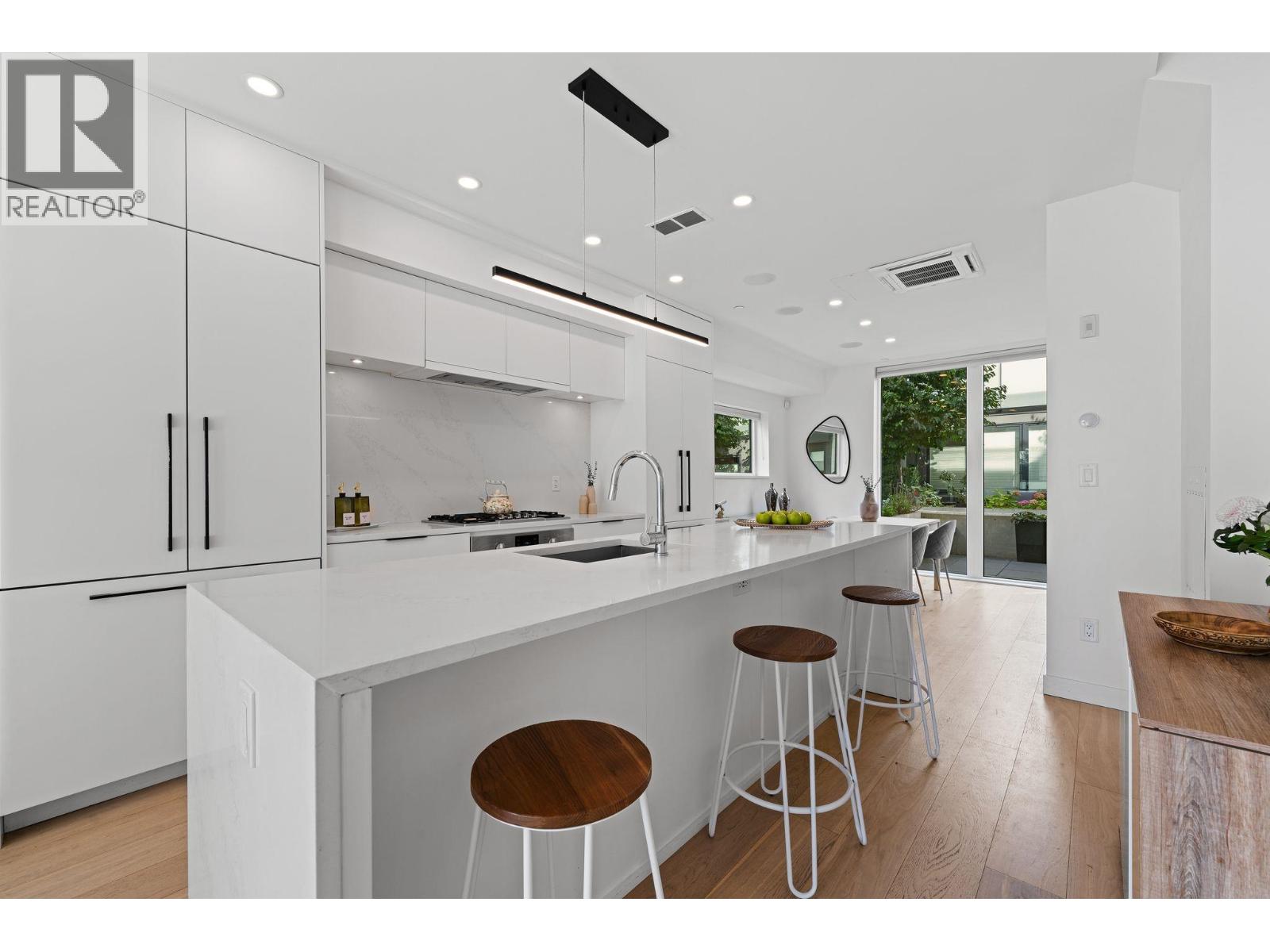 125 649 E 3RD STREET, North Vancouver — photo 1